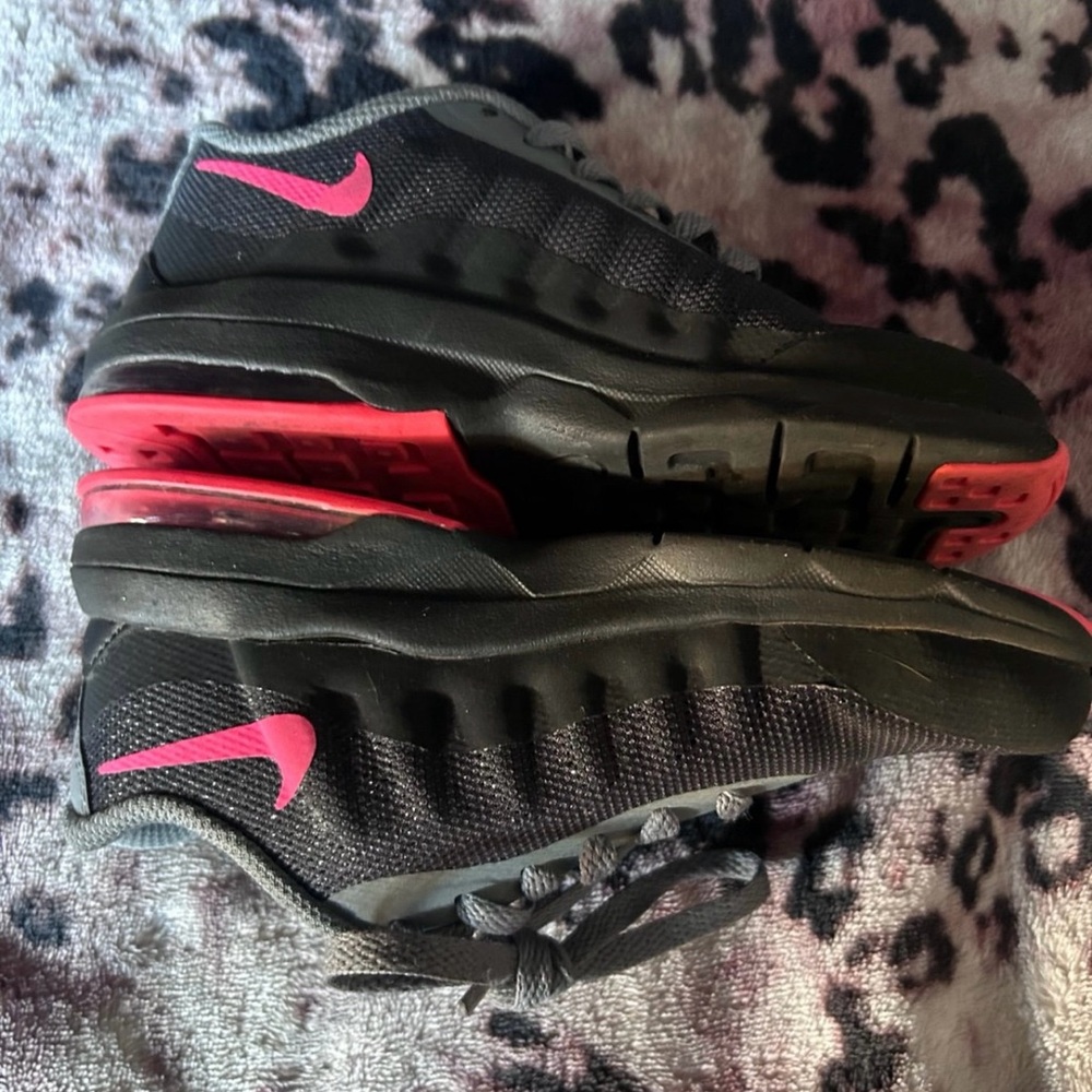 Nike Black and Pink Sports Sneakers